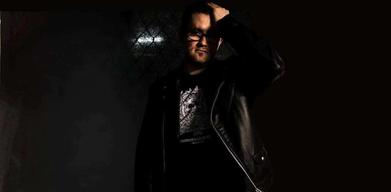 Martin Slyngstad wearing a leather jacket, standing in front of a wire fence. An inspiring story of overcoming self-doubt and finding his voice on the global stage.